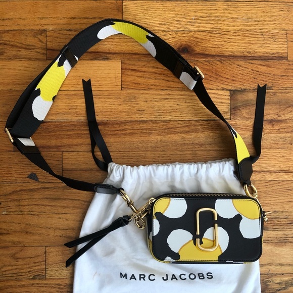 Marc Jacobs Handbags - Marc Jacobs Daisy Snapshot Camera Bag